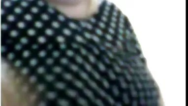 Bbw missy türkerotikporno masanın altında oynuyor ve porno izliyor